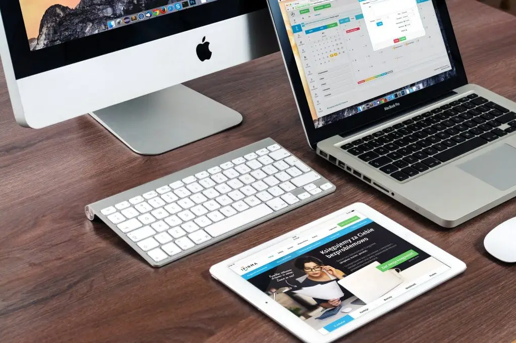 Computer met best webhostingservices informatie voor website hosters