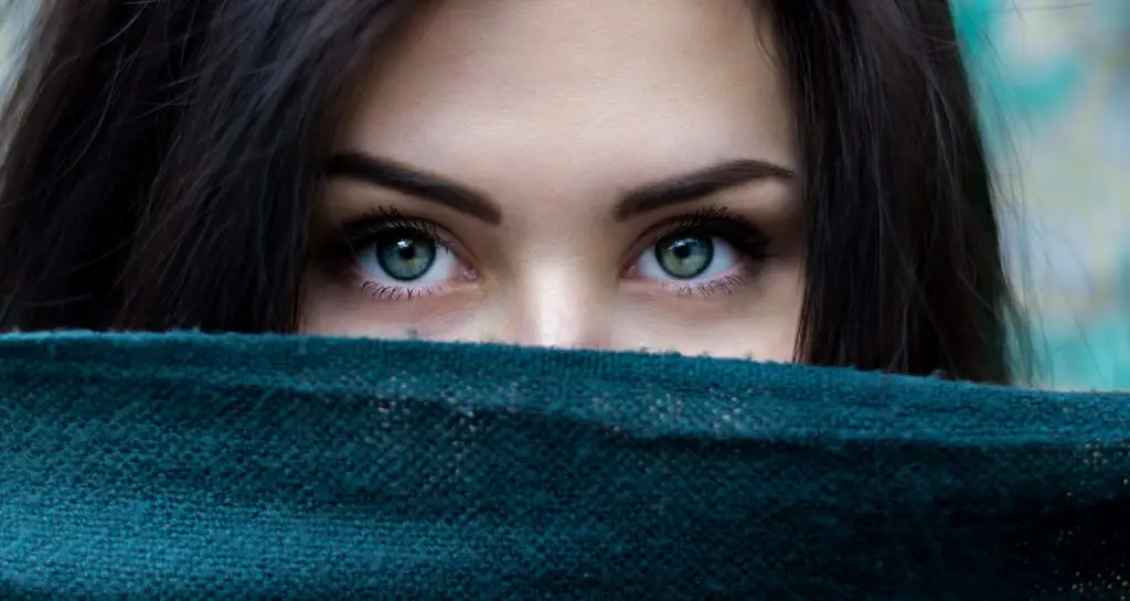 Visuele weergave van de betekenis van een introvert en hun voorkeur voor rustige omgevingen