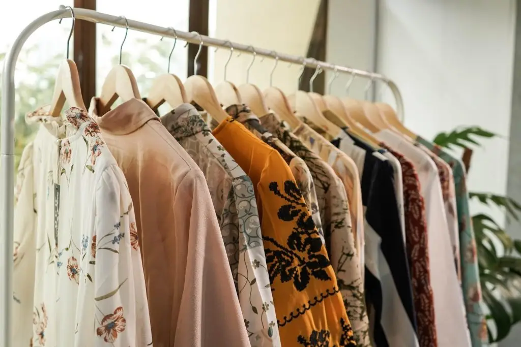 Vrouw in stijlvolle jurk die straalt in stijl met To Be Dressed fashion collectie