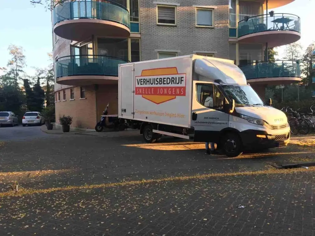 Verhuisbedrijf Snelle Jongens team bij verhuizing in Den Haag met professionele verpakking en transport