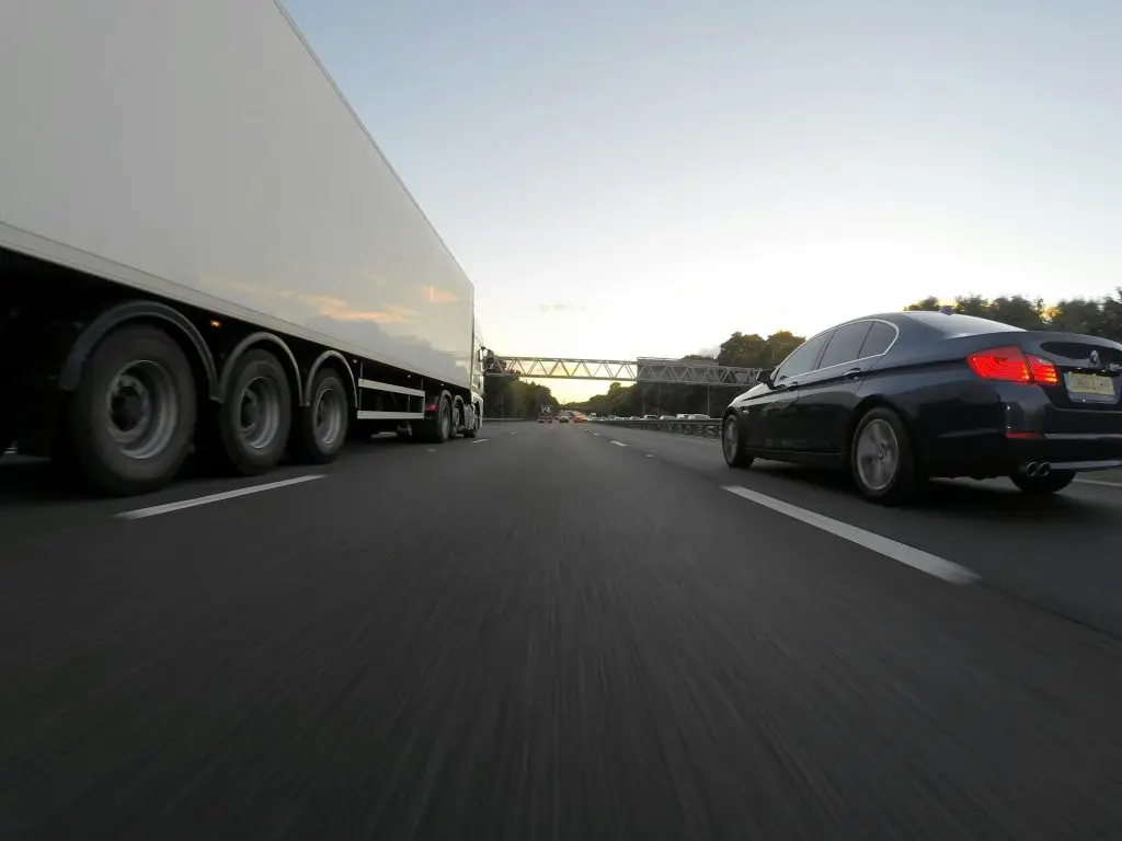 Professioneel verhuisteam van een full-service verhuisbedrijf laadt voorzichtig dozen en meubels in een verhuiswagen