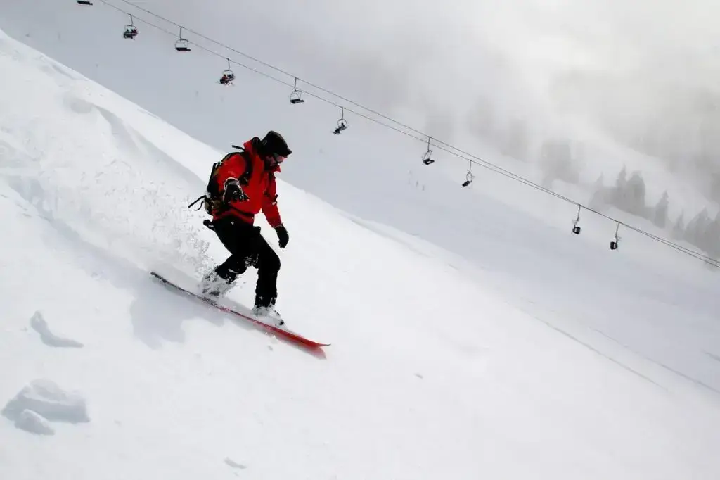 Prachtige berglandschap van Oostenrijk met besneeuwde pieken, perfect voor wintersport en skiën in deze populaire alpiene bes
