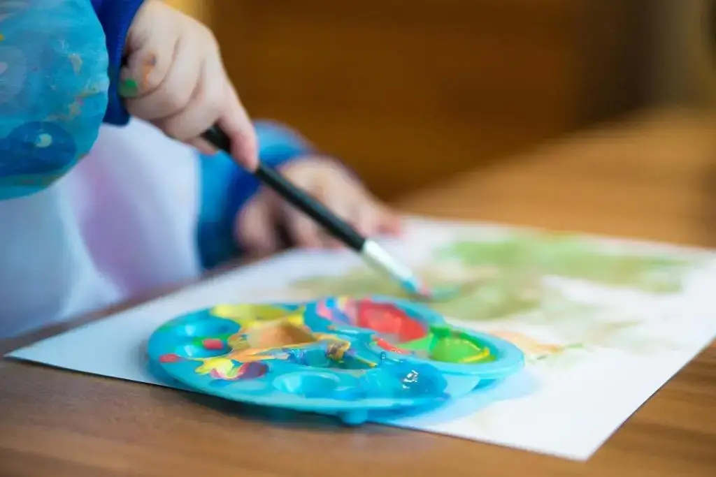 Veilig kinderdagverblijf in Geldermalsen met aandachtige medewerkers en kinderen in schone, opgespannen speelruimte